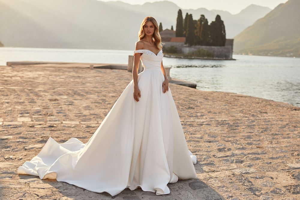 Sexy Bohemian Plus Size A Line Wedding Dresses Off Shoulder Satin Sequined Court Train Open Back Backless Beach Boho Bridal Gowns For Wedding Party Cu