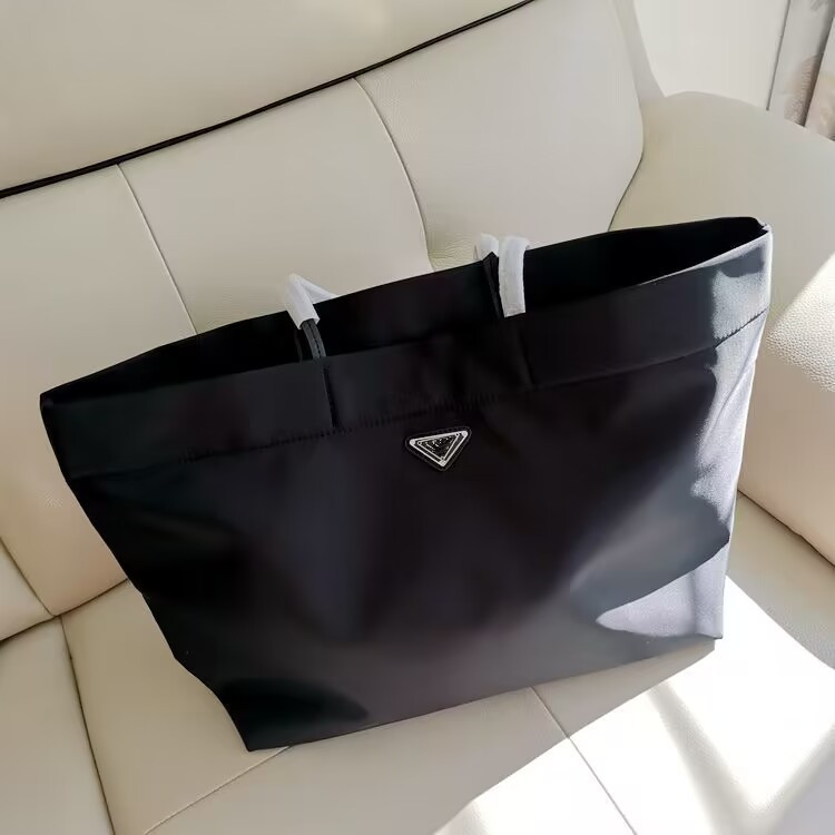 2023 New Tote Bag Large Metal Triangle Sign Capacity Nylon Bag Versatile Women's Bag Fashion Shoulder Bag Lightweight Big Bag Fashion Underarm Bag waterproof Nylon, Black
2023 New Tote Bag Large Metal Triangle Sign Capacity Nylon Bag Versatile Women's Bag Fashion Shoulder Bag Lightweight Big Bag Fashion Underarm Bag waterproof Nylon, Black