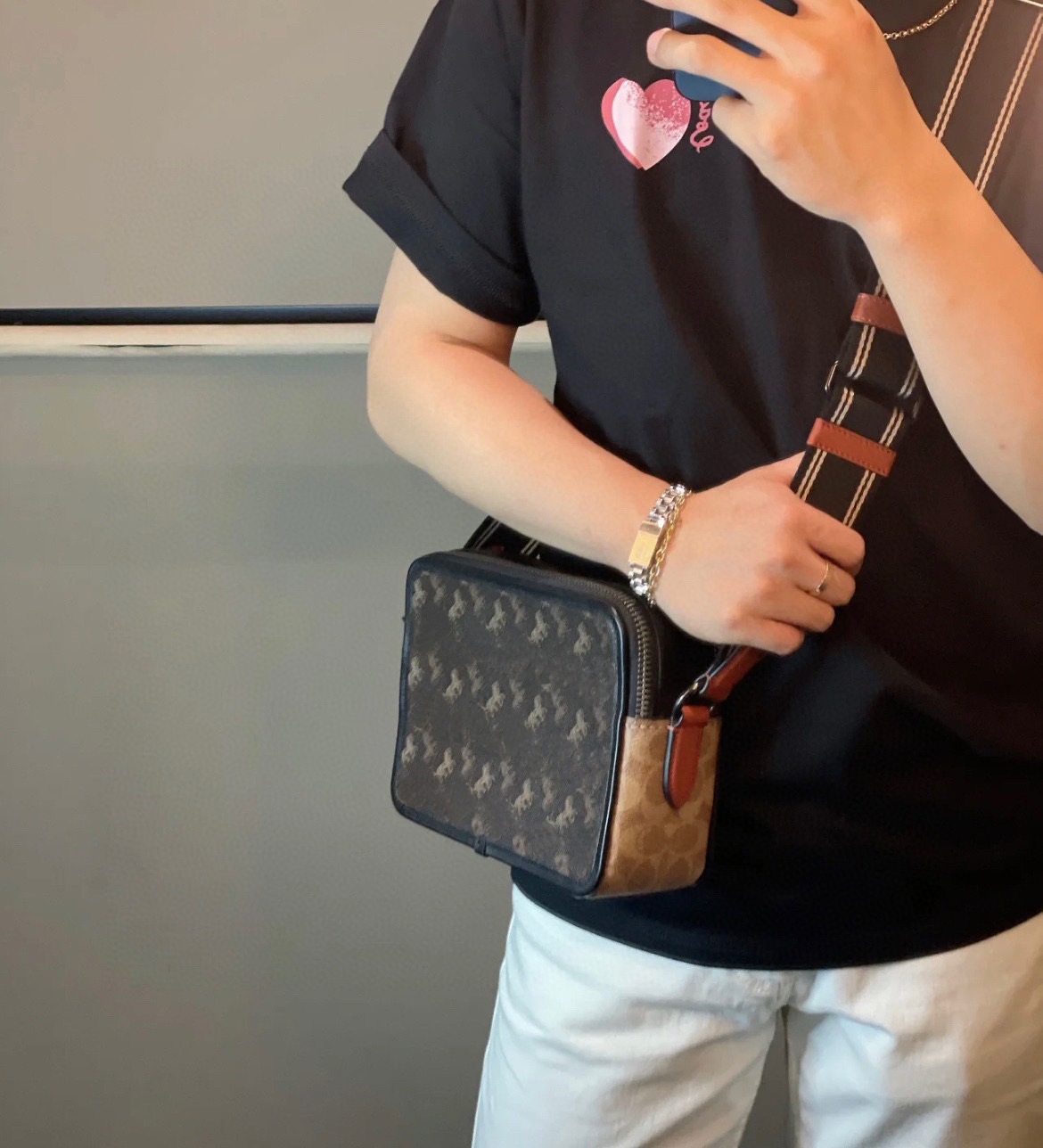 Men's Bags Shoulder Bag sweekender bag women, leather tote bag,bags, pink handbag, shopping bag, lavie bags, caprese sling bags, red handbag, man bag, leather bags for women, Brown+gift box
Men's Bags Shoulder Bag sweekender bag women, leather tote bag,bags, pink handbag, shopping bag, lavie bags, caprese sling bags, red handbag, man bag, leather bags for women, Brown+gift box
