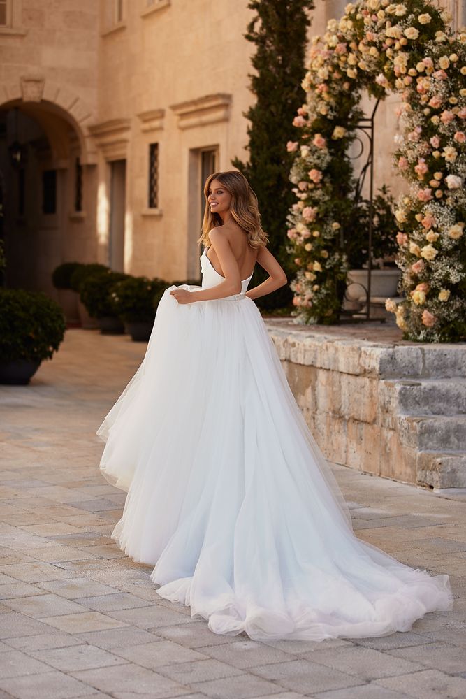 Romantic Plus Size Wedding Dresses A Line Beach Bohemian Strapless Draped Pleats Tiered Tulle Garden Court Train Bridal Gowns Vestidos De Novia Custom