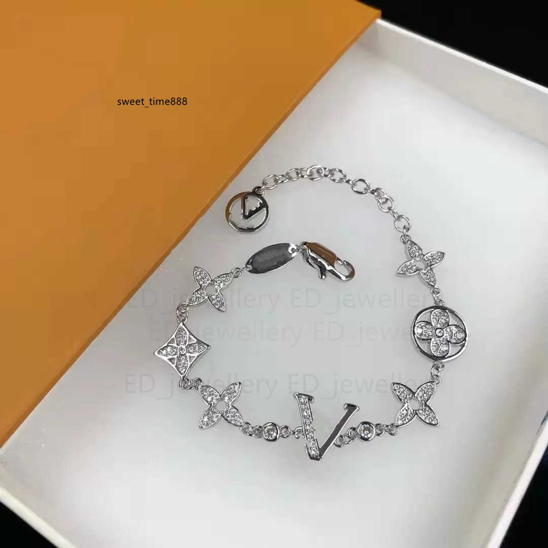 Luxury Designer Elegant Gold and Silver Bracelet Fashion Women's Letter Pendant Clover Bracelet Wedding Special Design Jewelry Quality
Luxury Designer Elegant Gold and Silver Bracelet Fashion Women's Letter Pendant Clover Bracelet Wedding Special Design Jewelry Quality