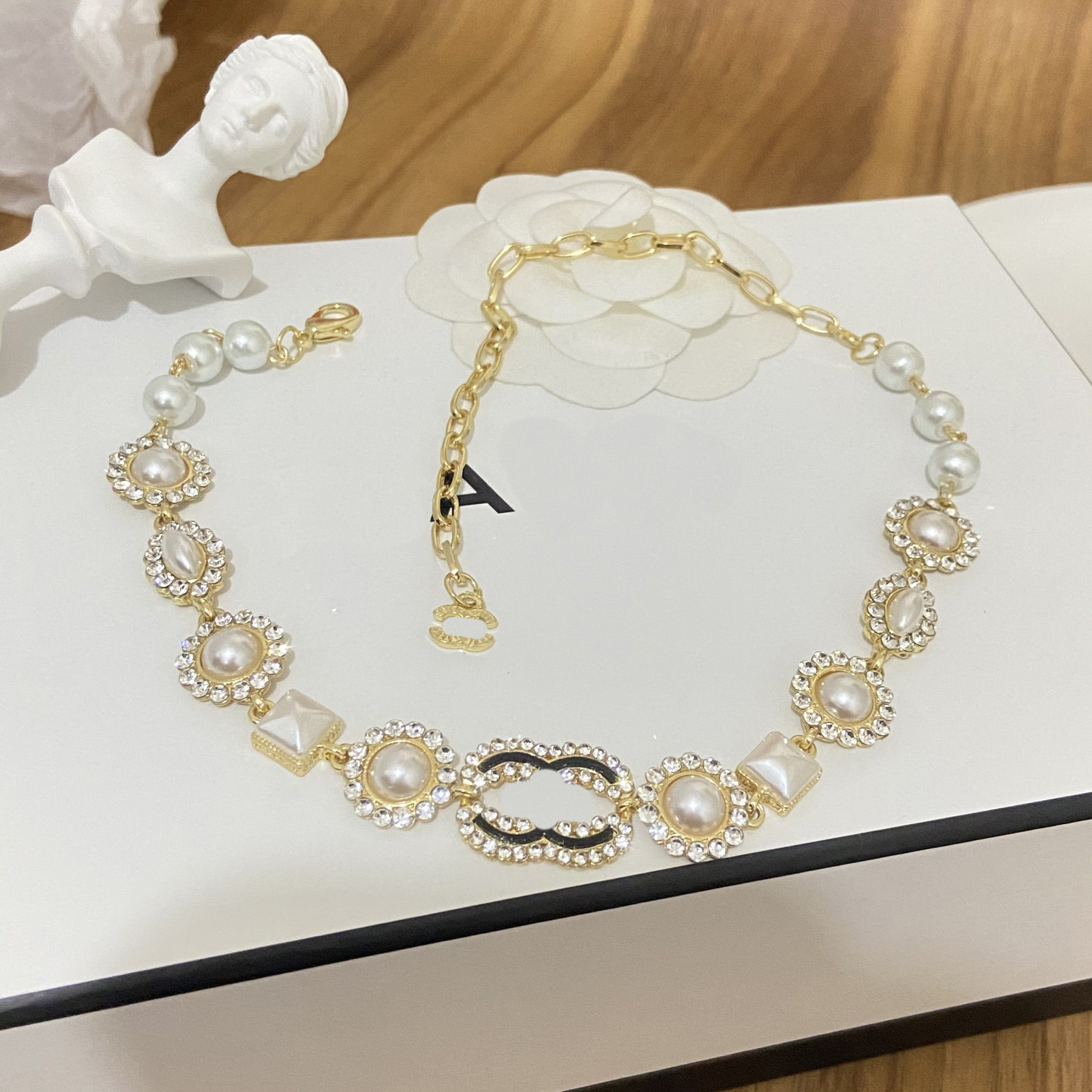 Choker Designer Necklace Fashion Women Designer Necklaces 18K Gold Plated Choker L-Letter Pendant Chain Faux Leather Wedding Jewelry
Choker Designer Necklace Fashion Women Designer Necklaces 18K Gold Plated Choker L-Letter Pendant Chain Faux Leather Wedding Jewelry