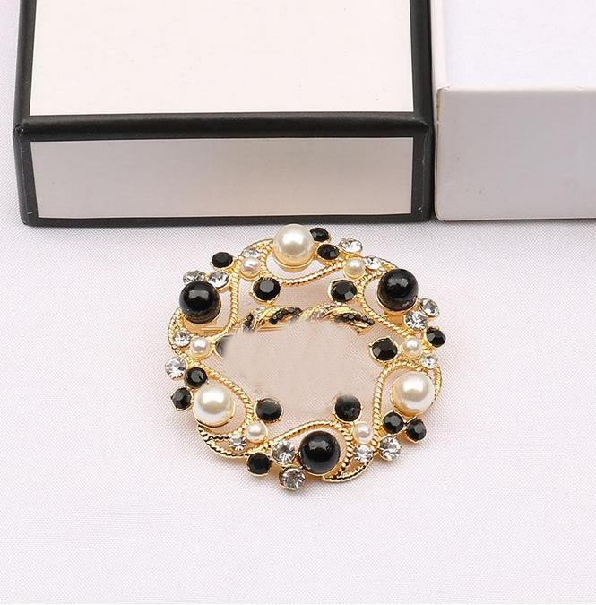 Famous Design Gold G Brand Luxurys Desinger Brooch Women Rhinestone Pearl Letter Brooches Suit Pin Fashion Jewelry Clothing Fashion Decoration Accessories
Famous Design Gold G Brand Luxurys Desinger Brooch Women Rhinestone Pearl Letter Brooches Suit Pin Fashion Jewelry Clothing Fashion Decoration Accessories