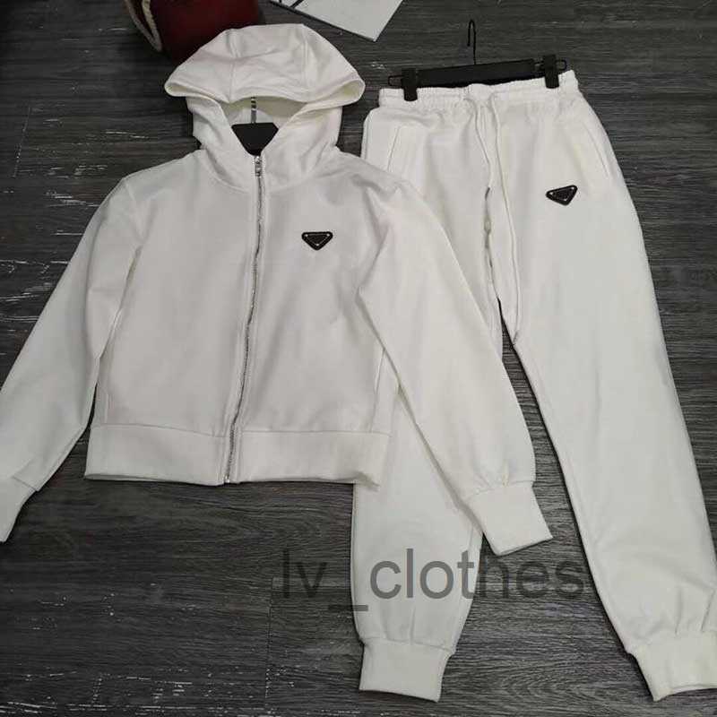 Women's sportswear two-piece set, designer branded women's jogger, women's hoodie and pants, casual sports set, couple training suit, street clothing 
Women's sportswear two-piece set, designer branded women's jogger, women's hoodie and pants, casual sports set, couple training suit, street clothing