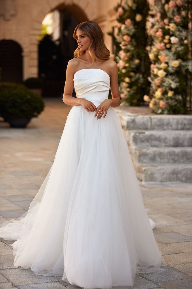 Romantic Plus Size Wedding Dresses A Line Beach Bohemian Strapless Draped Pleats Tiered Tulle Garden Court Train Bridal Gowns Vestidos De Novia Custom