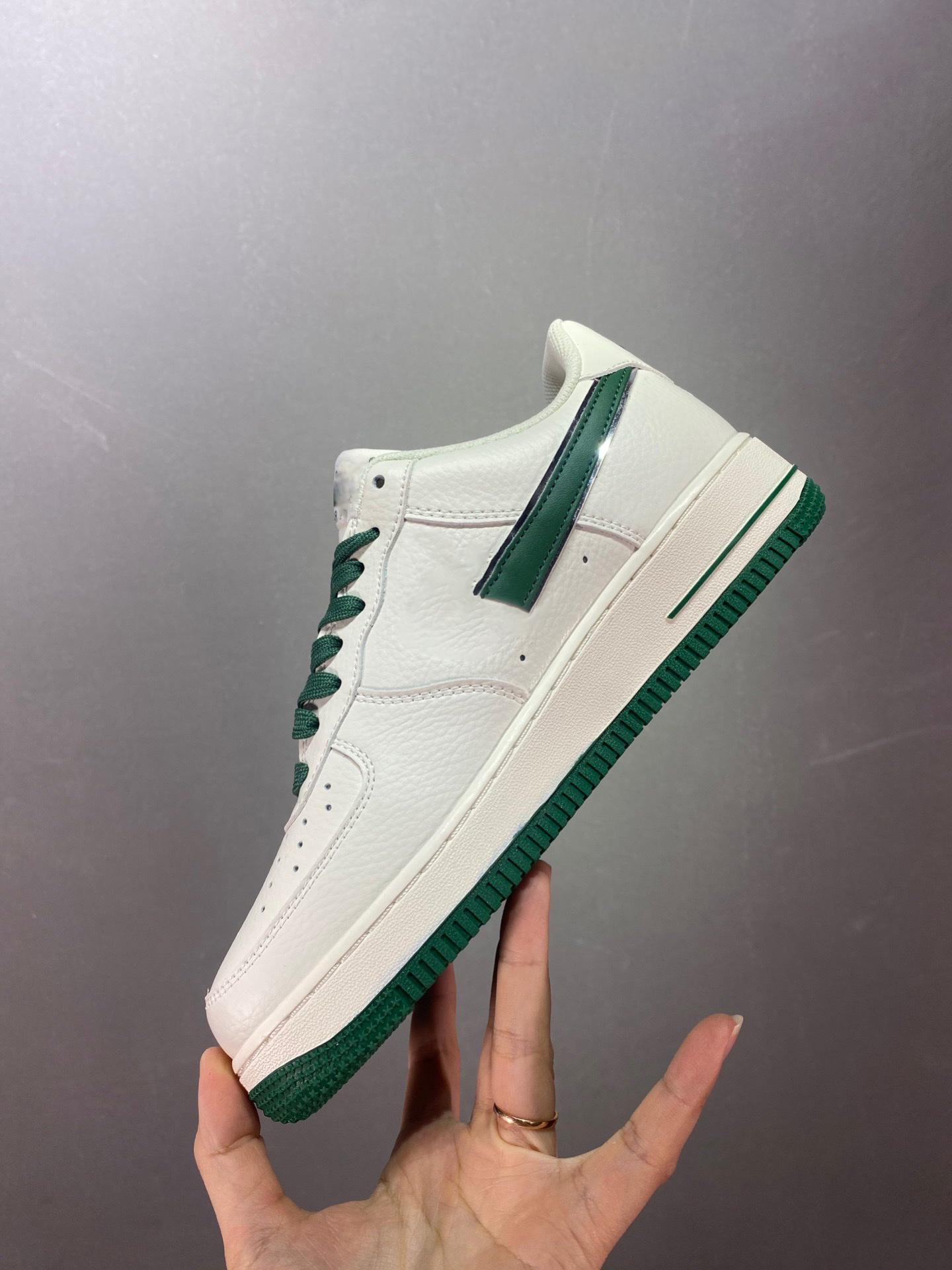 Fashion classic running shoes comfortable all-match breathable skateboard shoes designer personality trend basketball shoes, White
Fashion classic running shoes comfortable all-match breathable skateboard shoes designer personality trend basketball shoes, White