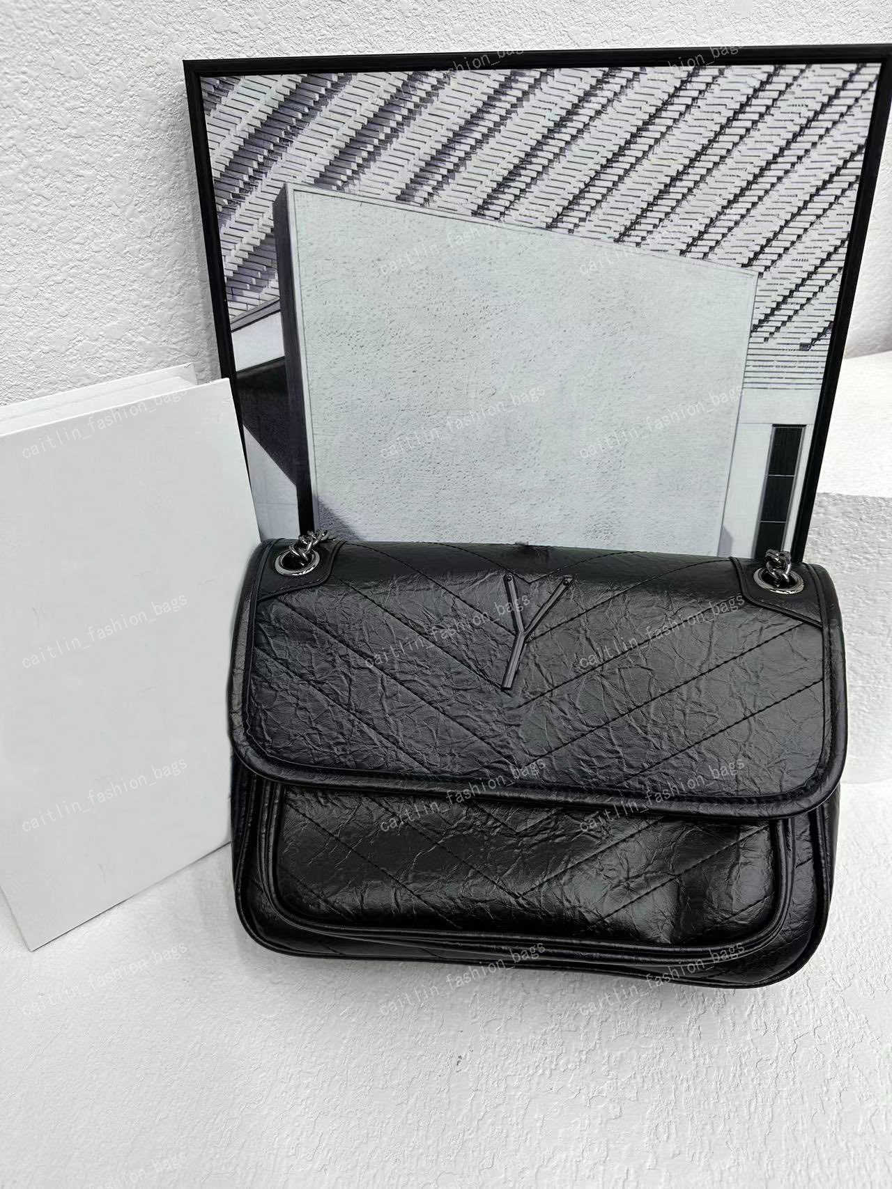 2023 Designer Bag Fashion Leather Designer Female Bag Female Shoulder Bag Tote Purse Original Box Cross Black Logo High Quality, Small 23*8*18cm
2023 Designer Bag Fashion Leather Designer Female Bag Female Shoulder Bag Tote Purse Original Box Cross Black Logo High Quality, Small 23*8*18cm