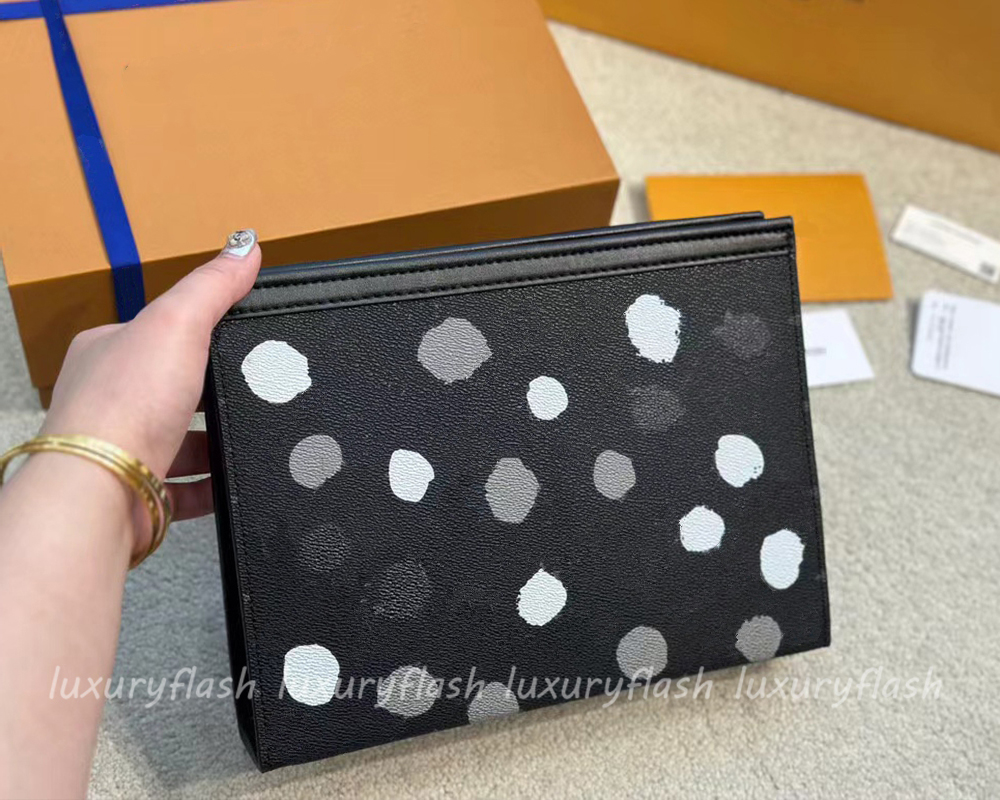 Designer Clutch Bag Men and Women Luxurys Handbags 2023 Lady Classic Large Capacity Brown Purses Business POUCH Wash Bags New Black Round Dot, Brown with l*g*
Designer Clutch Bag Men and Women Luxurys Handbags 2023 Lady Classic Large Capacity Brown Purses Business POUCH Wash Bags New Black Round Dot, Brown with l*g*