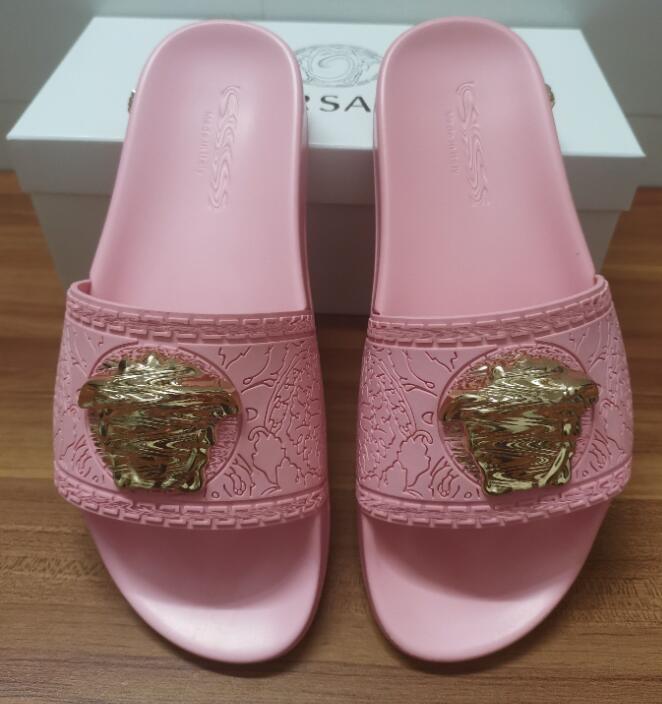 2023 Luxury Designer Slide Slippers Summer sandals Men Beach Indoor Flat Flip Flops Leather Lady Women Fashion Classic Shoes Ladies Size 35-45 with box dust bag
2023 Luxury Designer Slide Slippers Summer sandals Men Beach Indoor Flat Flip Flops Leather Lady Women Fashion Classic Shoes Ladies Size 35-45 with box dust bag