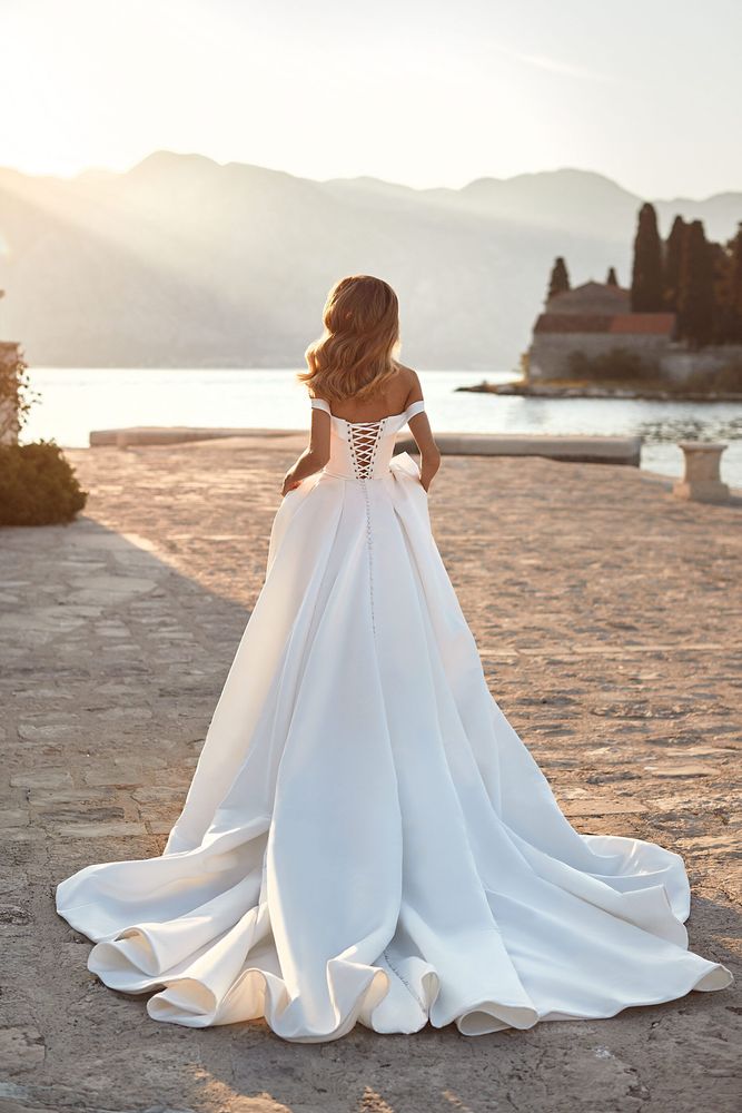 Sexy Bohemian Plus Size A Line Wedding Dresses Off Shoulder Satin Sequined Court Train Open Back Backless Beach Boho Bridal Gowns For Wedding Party Cu