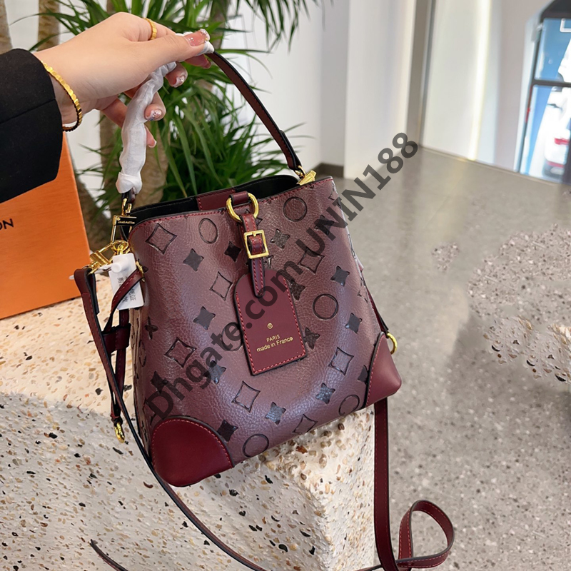 22Fw Women Luxurys Designers Bucket Shoulder bag Genuine Leather Shopping Bags Taurillon Clemence Handbag Tote Shouder Crossbody Bag 20cm, Black
22Fw Women Luxurys Designers Bucket Shoulder bag Genuine Leather Shopping Bags Taurillon Clemence Handbag Tote Shouder Crossbody Bag 20cm, Black
