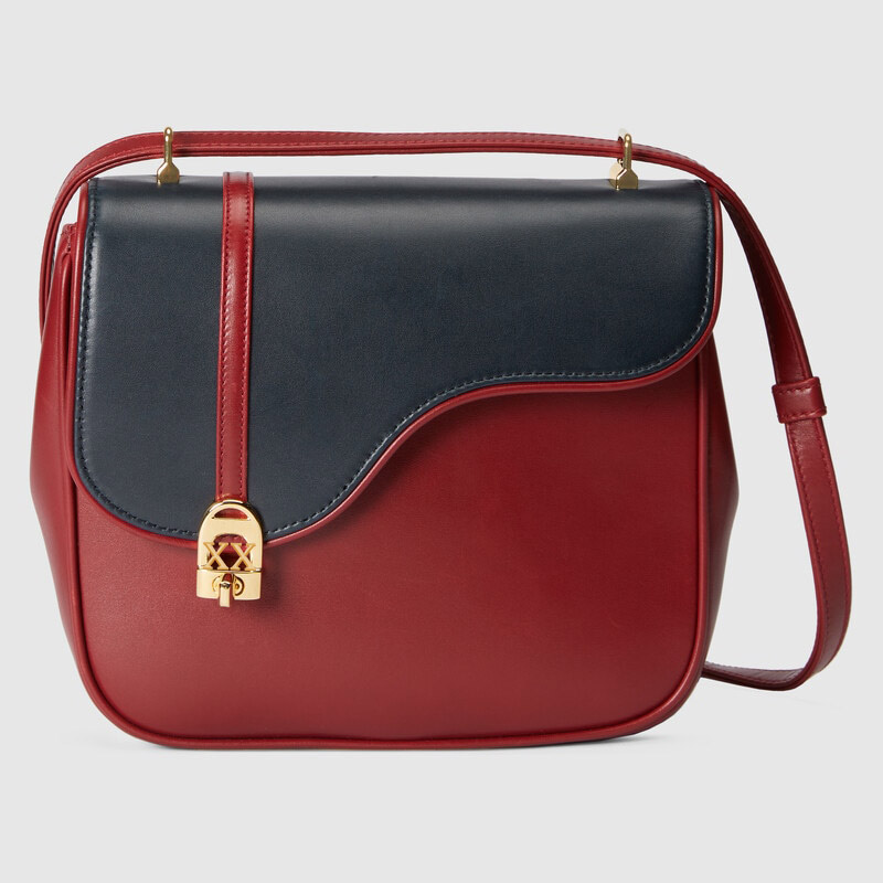 Genuine leather women's shoulder bag with dual color matching buckle opening and closing design. Genuine leather shoulder strap with golden logo is fashionable, Chain
Genuine leather women's shoulder bag with dual color matching buckle opening and closing design. Genuine leather shoulder strap with golden logo is fashionable, Chain
