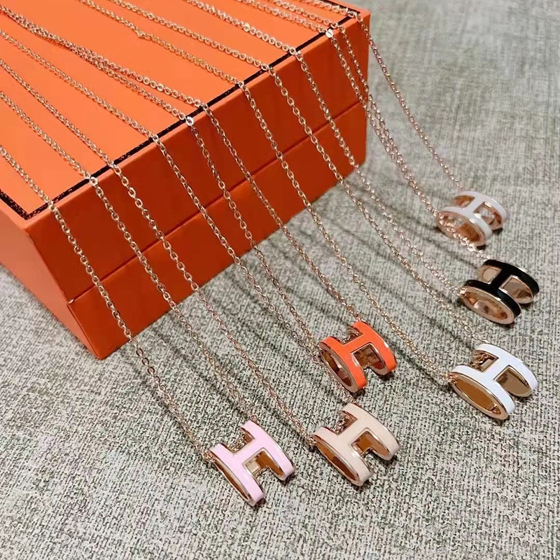 2023 Designer Classic Luxury H Pendant Necklaces Women 18K Gold Letter Necklace Luxury Design Jewelry Colorfast Hypoallergenic
2023 Designer Classic Luxury H Pendant Necklaces Women 18K Gold Letter Necklace Luxury Design Jewelry Colorfast Hypoallergenic