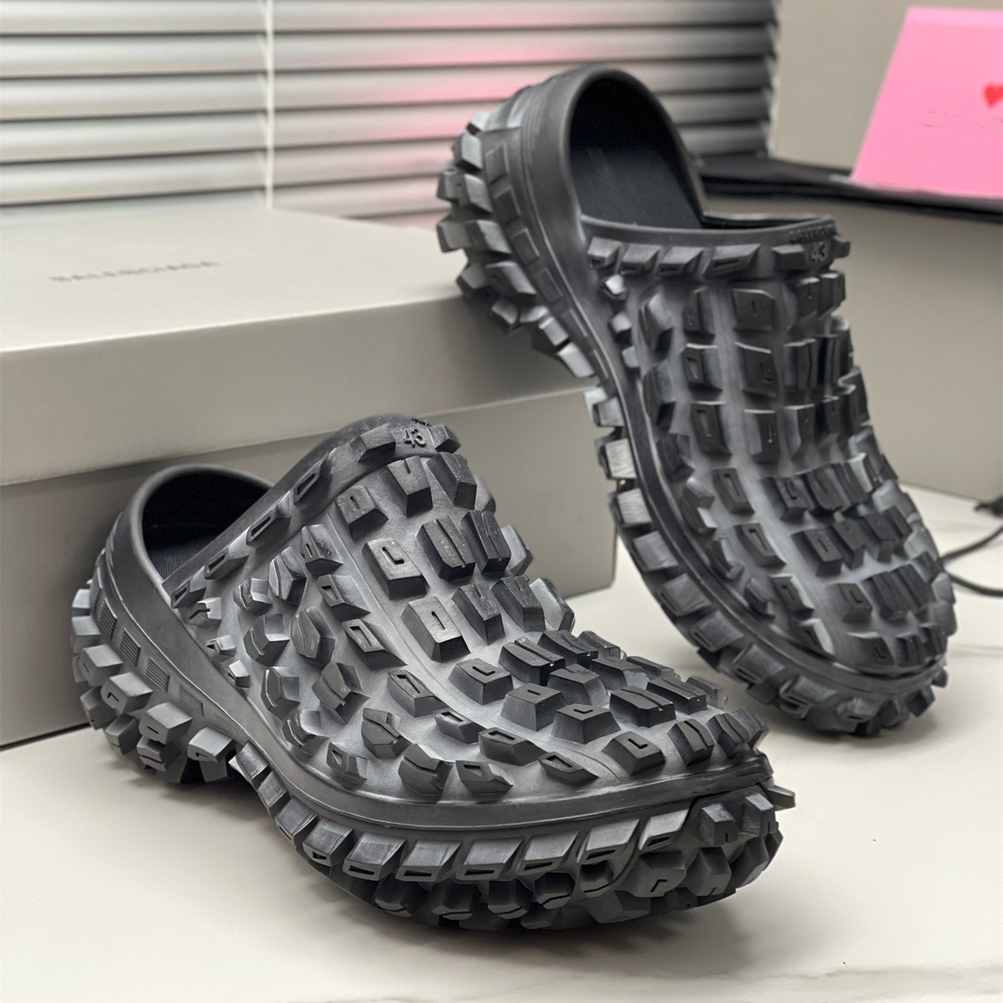 Designer Mens Defender Sneaker tire sandals retro tires semi trailer casual shoes Chunky Platform Rubber Thick Sloe Men Fashion Trainers Triple Black man Shoe 39-45
Designer Mens Defender Sneaker tire sandals retro tires semi trailer casual shoes Chunky Platform Rubber Thick Sloe Men Fashion Trainers Triple Black man Shoe 39-45