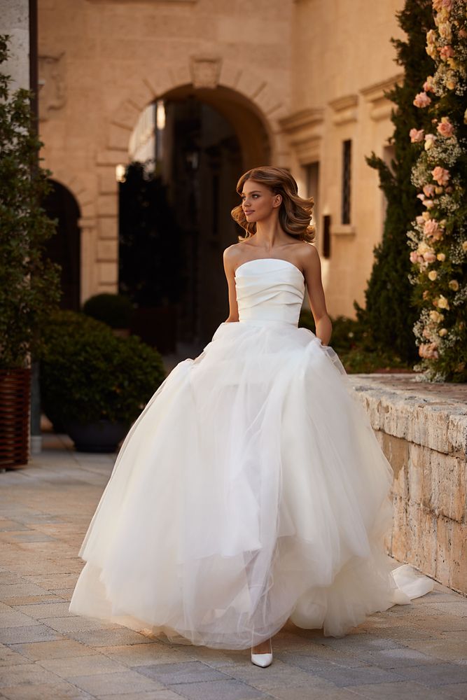 Romantic Plus Size Wedding Dresses A Line Beach Bohemian Strapless Draped Pleats Tiered Tulle Garden Court Train Bridal Gowns Vestidos De Novia Custom