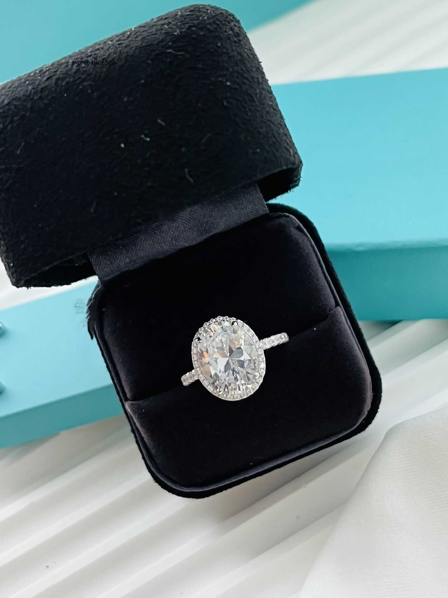 Luxury Brand Designer Rings Top Sterling Silver Big Round Shinning Zircon Charm Wedding Ring For Engagement Brides Lovers Women Valentines Couples With Box
Luxury Brand Designer Rings Top Sterling Silver Big Round Shinning Zircon Charm Wedding Ring For Engagement Brides Lovers Women Valentines Couples With Box
