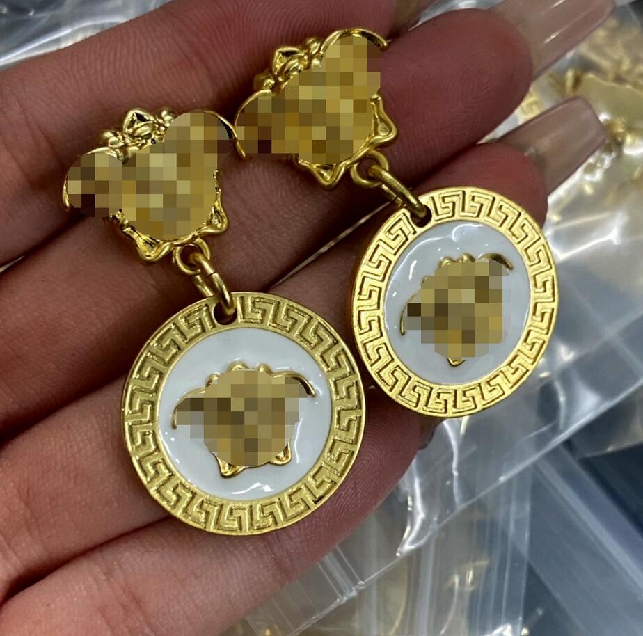 New Fashion Ear Studs GRECA Meander pattern Medusa portrait sculpture pendant women men Greca Hoop Earrings Designer Jewelry VerE-55
New Fashion Ear Studs GRECA Meander pattern Medusa portrait sculpture pendant women men Greca Hoop Earrings Designer Jewelry VerE-55
