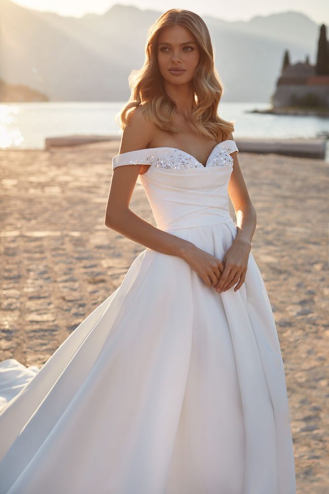 Sexy Bohemian Plus Size A Line Wedding Dresses Off Shoulder Satin Sequined Court Train Open Back Backless Beach Boho Bridal Gowns For Wedding Party Cu