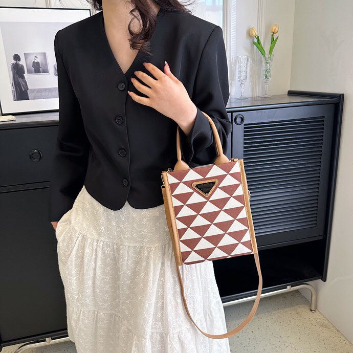 Brand Messenger Bags Triangle piano score portable bag for women's single shoulder crossbody bag, fashionable and trendy bag for distribution black brown, Black 7021
Brand Messenger Bags Triangle piano score portable bag for women's single shoulder crossbody bag, fashionable and trendy bag for distribution black brown, Black 7021