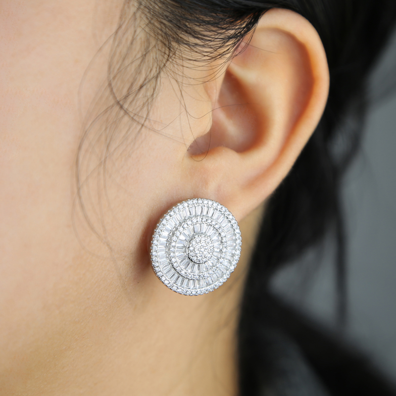 2025 Vintage Classic Iced Out Shield Round Circle Clip Stud Earrings Paved Full Mirco Cubic Zirconia Fashion Hip Hop Women Lady Christmas Gift Jewelry