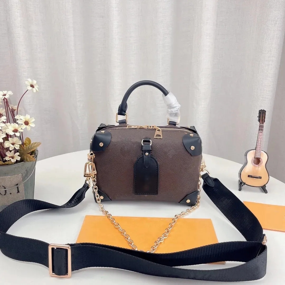 MT superior quality Women Luxury Designers Shoulder Bags Hand Crossover PETITE MALLE SOUPLE Makeup Bag Women's Powder Designer Handbag Shoulders Bag Soft Trunk
MT superior quality Women Luxury Designers Shoulder Bags Hand Crossover PETITE MALLE SOUPLE Makeup Bag Women's Powder Designer Handbag Shoulders Bag Soft Trunk