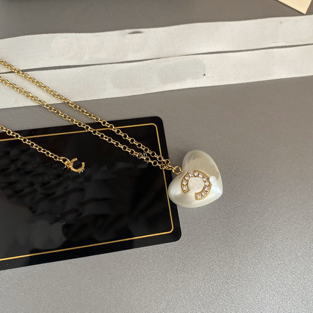 Women Fashion Designer Necklaces Choker 18K Gold Plated Brass Copper C-Letter Pendant White Heart Link Chain Crystal Statement Wedding Jewelry Do Not Fade B028
Women Fashion Designer Necklaces Choker 18K Gold Plated Brass Copper C-Letter Pendant White Heart Link Chain Crystal Statement Wedding Jewelry Do Not Fade B028