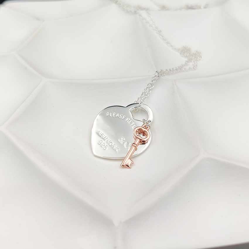100% Silver Luxury Brand Heart Key Pendant Necklaces 18k Gold Plated Simple Love necklace Return to t blue splashed tag Necklace for Women link chains Designer Jewelry
100% Silver Luxury Brand Heart Key Pendant Necklaces 18k Gold Plated Simple Love necklace Return to t blue splashed tag Necklace for Women link chains Designer Jewelry