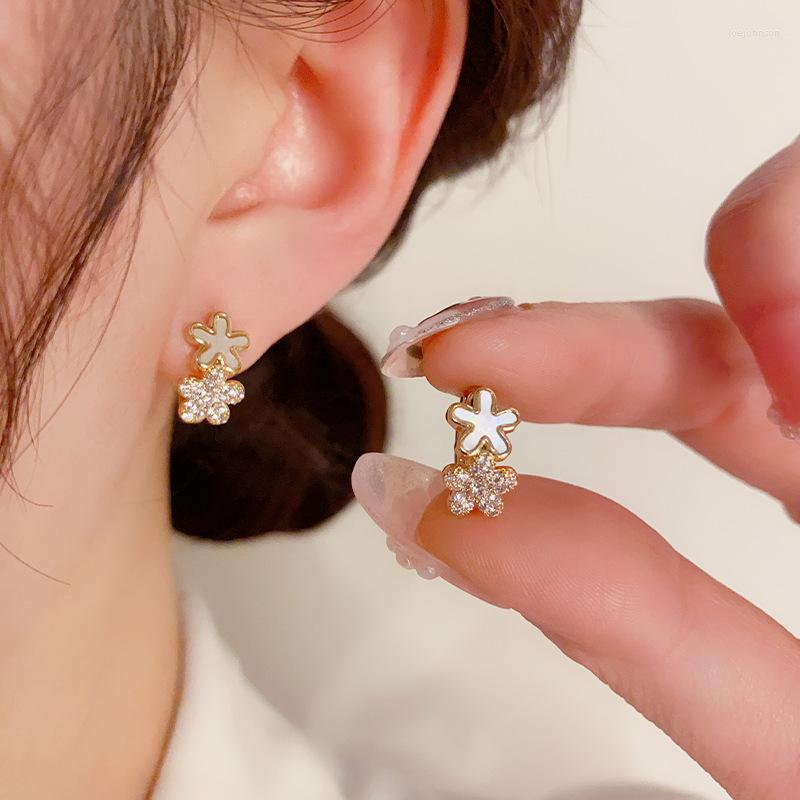 Hoop Earrings Sweet And Fashionable Shell With Micro Inlaid Flower 2023 Design Exquisite For Women Jewelry.
Hoop Earrings Sweet And Fashionable Shell With Micro Inlaid Flower 2023 Design Exquisite For Women Jewelry.