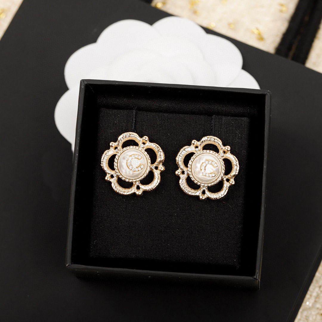 2023 Luxury quality charm stud earring with diamond and nautre shell beads in 18k gold plated have box stamp flower design PS7876A
2023 Luxury quality charm stud earring with diamond and nautre shell beads in 18k gold plated have box stamp flower design PS7876A