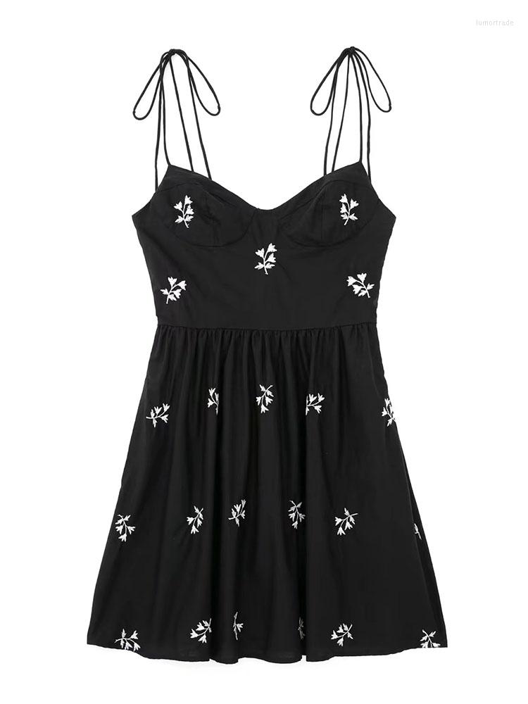 Casual Dresses XEASY 2023 Women Summer Fashion Embroidered Sling Dress Sexy Thin Straps Open Back Side Zipper Female Mini, Black
Casual Dresses XEASY 2023 Women Summer Fashion Embroidered Sling Dress Sexy Thin Straps Open Back Side Zipper Female Mini, Black
