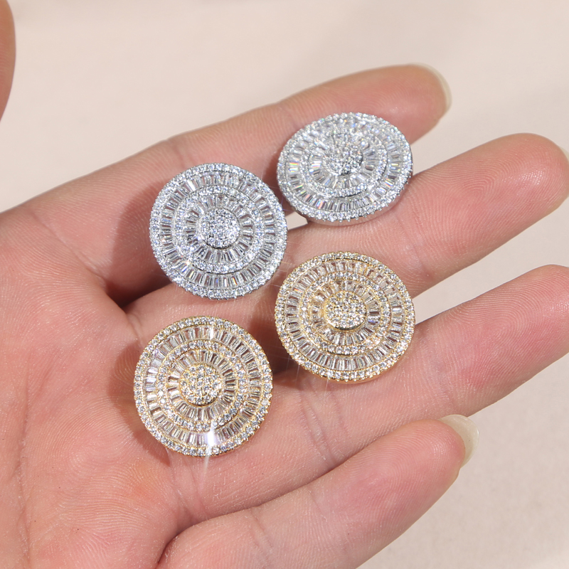 2025 Vintage Classic Iced Out Shield Round Circle Clip Stud Earrings Paved Full Mirco Cubic Zirconia Fashion Hip Hop Women Lady Christmas Gift Jewelry