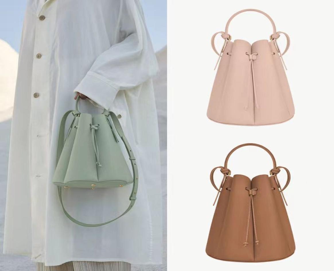 Evening Bags New fahsion Polene French Niche Bucket Bag 8 Series Leather Women039s Petal Pleated Bucket Bag Shoulder Bag Handba9554823, Blue
Evening Bags New fahsion Polene French Niche Bucket Bag 8 Series Leather Women039s Petal Pleated Bucket Bag Shoulder Bag Handba9554823, Blue