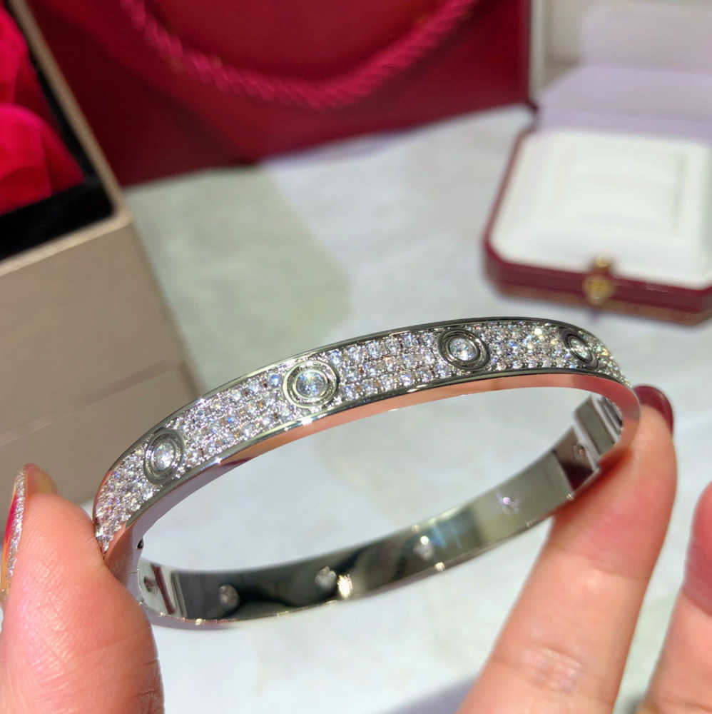 Bangle Designer Bracelet for Women Wedding Engagement Size 17 Wide Edition Diamond Bracelets Banquet Jewelry 3 Colors With Box Motion current 23ess
Bangle Designer Bracelet for Women Wedding Engagement Size 17 Wide Edition Diamond Bracelets Banquet Jewelry 3 Colors With Box Motion current 23ess