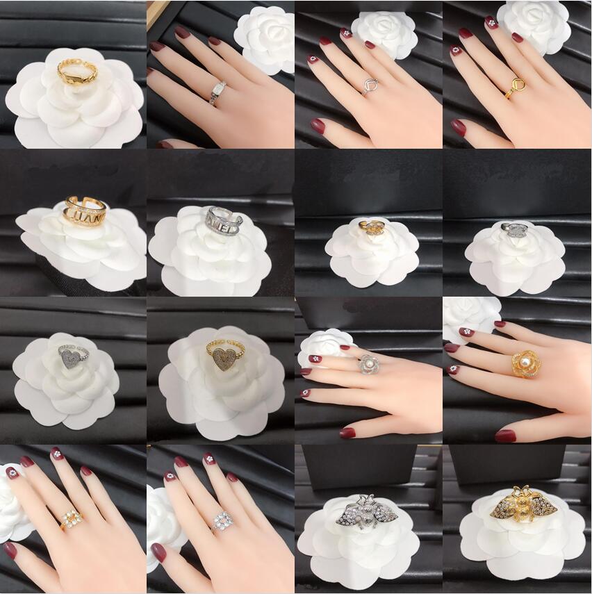 Fashion Exquisite Wedding Band Rings for Womens and Mens High End Stainless Steel Designer Brand Letter Ring 18k Gold Plated Crystal Jewelry Accessories Adjustable
Fashion Exquisite Wedding Band Rings for Womens and Mens High End Stainless Steel Designer Brand Letter Ring 18k Gold Plated Crystal Jewelry Accessories Adjustable