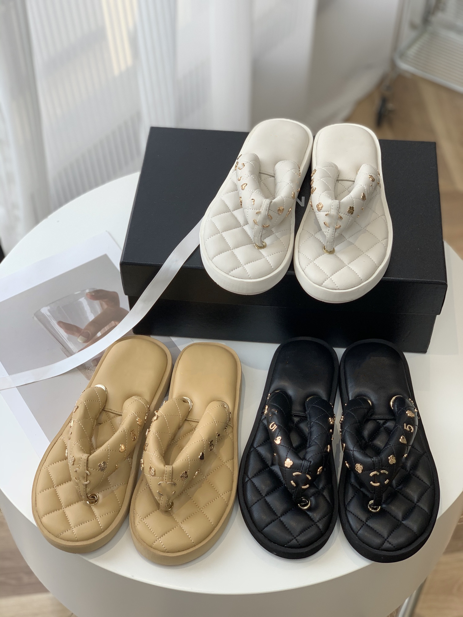 23P Quilted Sandal Slippers Women Girls C Padded charms Thong Slides Flip Flop Soft Lambskin Leather Paris Designer Sandals Thick Bottom Pool Slides
23P Quilted Sandal Slippers Women Girls C Padded charms Thong Slides Flip Flop Soft Lambskin Leather Paris Designer Sandals Thick Bottom Pool Slides