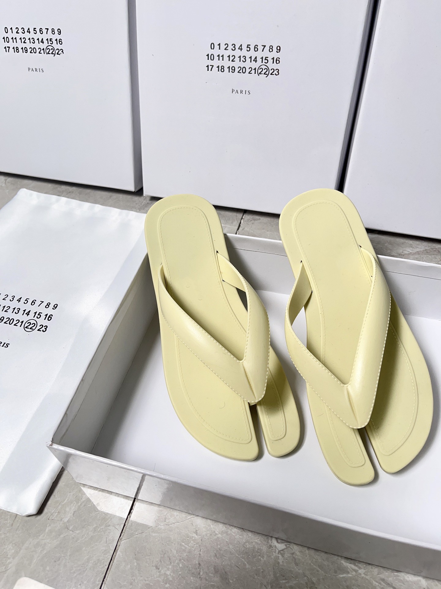 2023 luxury designer ladies slippers women men Tabi Ninja thong sandals summer beach split toe Flip flops outdoor home leisure walking hotel flats pool Slides, Mm4101
2023 luxury designer ladies slippers women men Tabi Ninja thong sandals summer beach split toe Flip flops outdoor home leisure walking hotel flats pool Slides, Mm4101