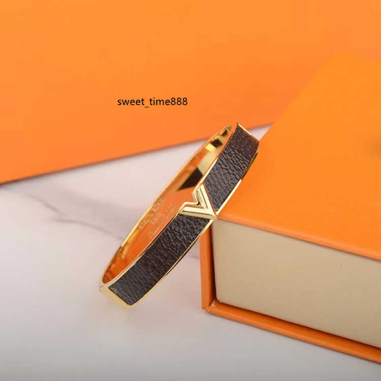 Designer Brown Lenther Bangle Stainless Steel Love Bracelets Rose Gold Bangles Women Men Screw Bracelet Old Flower Grid Couple Classic Diamond Jewelry Accessories
Designer Brown Lenther Bangle Stainless Steel Love Bracelets Rose Gold Bangles Women Men Screw Bracelet Old Flower Grid Couple Classic Diamond Jewelry Accessories