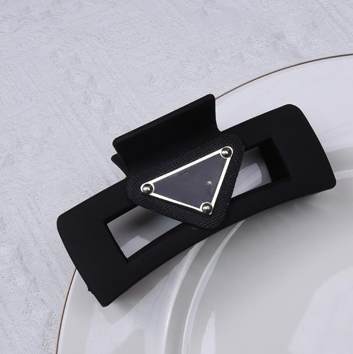 All-match Barrettes Inverted Triangle Letter Large Square Frosted Grip Factory Wholesale Double-Sided Label
All-match Barrettes Inverted Triangle Letter Large Square Frosted Grip Factory Wholesale Double-Sided Label