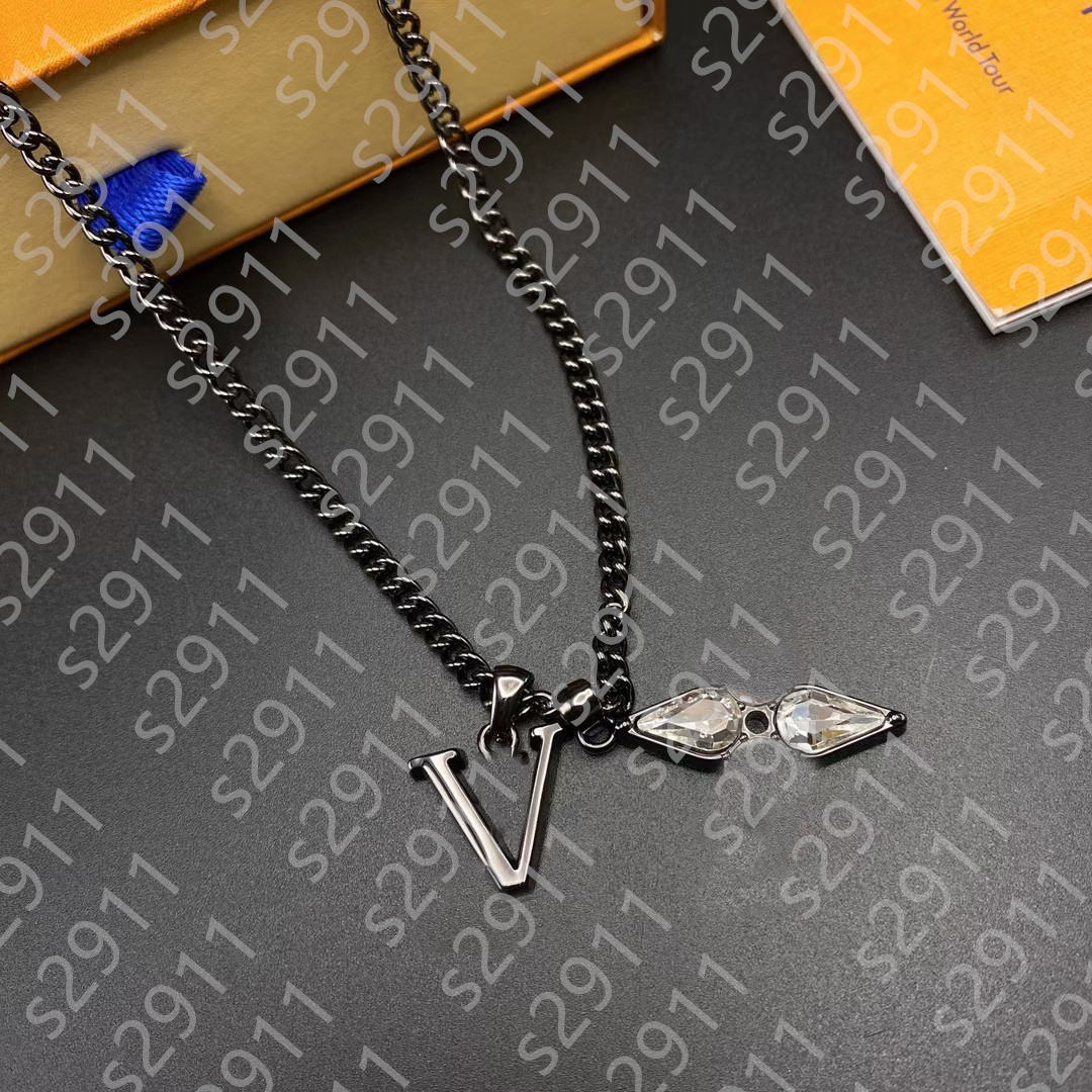 Luxury Designer Jewelry Necklace Fashion V Letter Black Chain Crystal Rhinestone Necklace Ladies Wedding Party No Box
Luxury Designer Jewelry Necklace Fashion V Letter Black Chain Crystal Rhinestone Necklace Ladies Wedding Party No Box