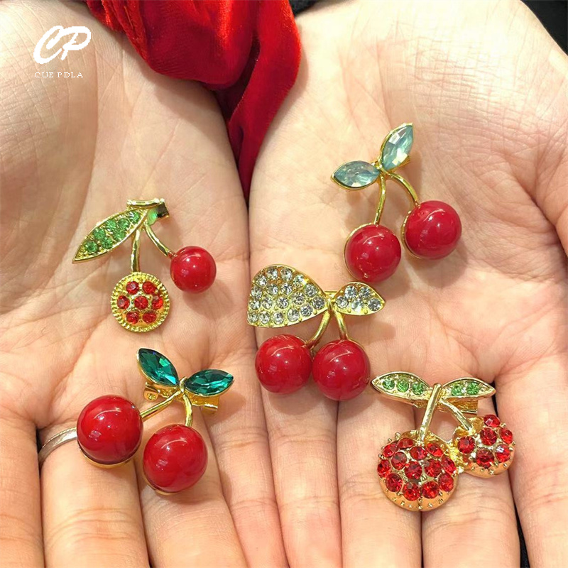 Lovely cherry brooch high-end ladies corsage anti-glare brooch rhinestone and oil dripping brooch
Lovely cherry brooch high-end ladies corsage anti-glare brooch rhinestone and oil dripping brooch