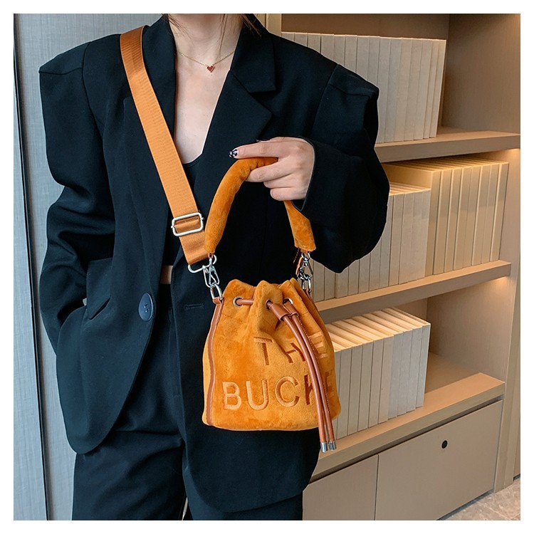Lady Bags Bucket Evening Bags Zipper Dark Bag 2023 Autumn and Winter New Vintage Tote Alphabet Velvet One Shoulder Crossbody Bag, Black
Lady Bags Bucket Evening Bags Zipper Dark Bag 2023 Autumn and Winter New Vintage Tote Alphabet Velvet One Shoulder Crossbody Bag, Black