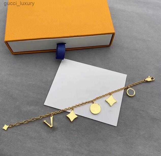 Unisex Designer Charm Bangles gold V Letter High Quality Jewelrys Wristband Plated Simple Heart Luxury Titanium lovers Bracelets Chain
Unisex Designer Charm Bangles gold V Letter High Quality Jewelrys Wristband Plated Simple Heart Luxury Titanium lovers Bracelets Chain