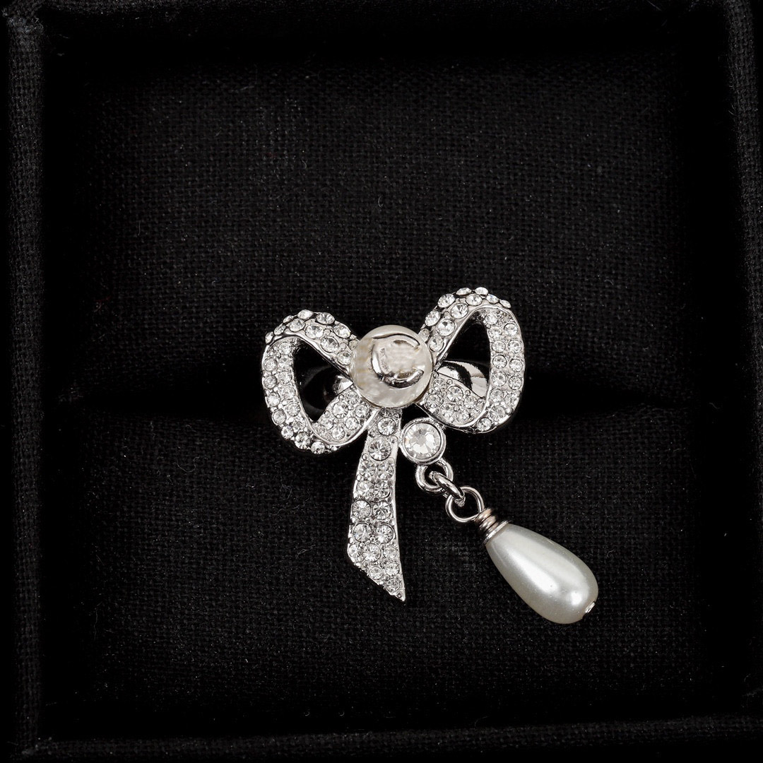 2023 Luxury quality charm punk band ring with knot shape in silver plated nature shell beads have box stamp PS7875A
2023 Luxury quality charm punk band ring with knot shape in silver plated nature shell beads have box stamp PS7875A