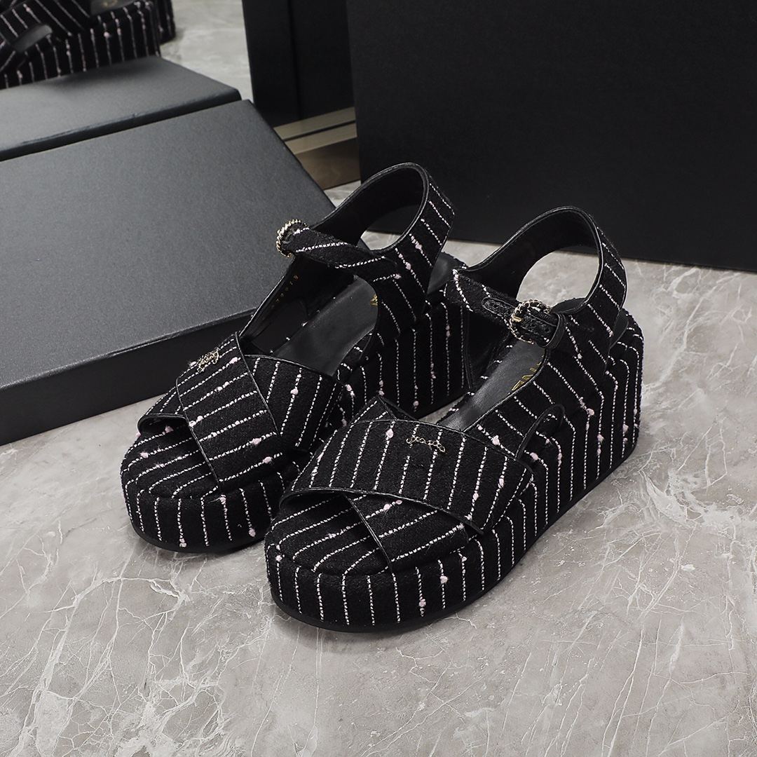 2023 New Summer Thick Sole Limp Heel Sandals Luxury Designer Women's Fashion Versatile Beach Shoes Classic Thousand Bird Pattern
2023 New Summer Thick Sole Limp Heel Sandals Luxury Designer Women's Fashion Versatile Beach Shoes Classic Thousand Bird Pattern