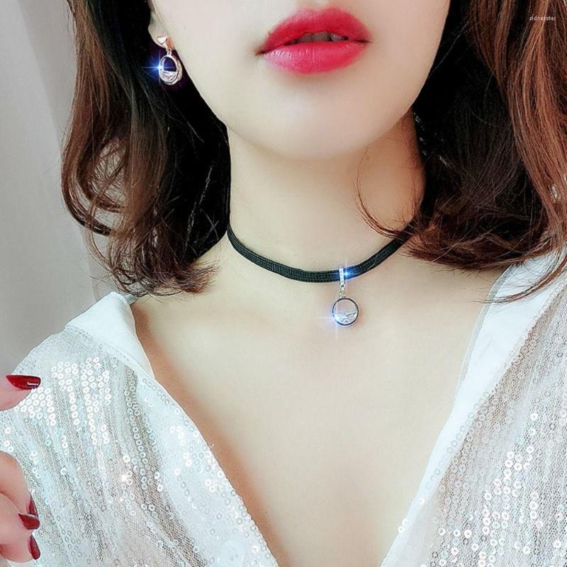 Choker 1 Pc Glitter Zircon Geometric Pendant Black Leather Short Necklace For Women Temperament Aesthetic Jewelry Accessories
Choker 1 Pc Glitter Zircon Geometric Pendant Black Leather Short Necklace For Women Temperament Aesthetic Jewelry Accessories