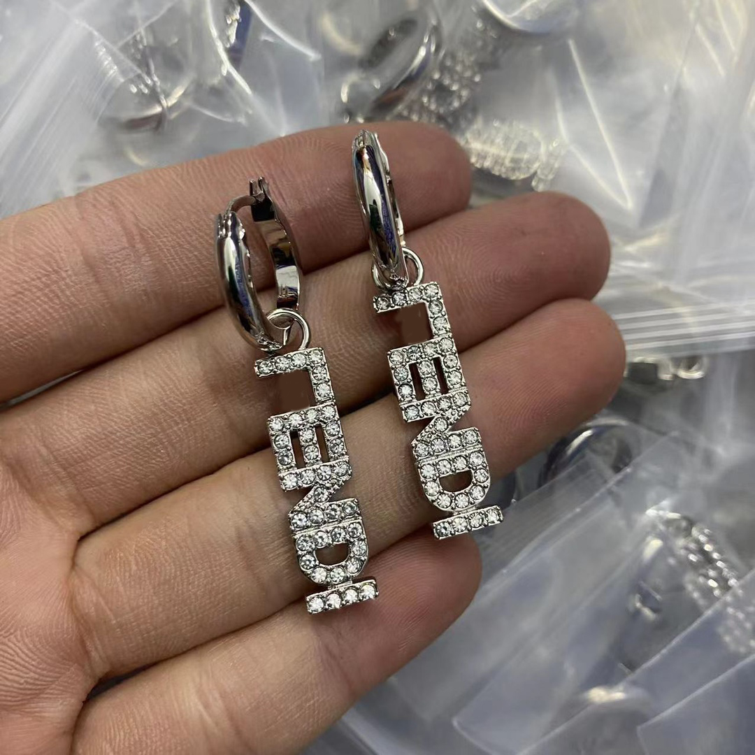 Fashion 925 Silver Tassel Designer Dangle Earrings Crystal Geometric Letters Long Earrings Luxury Brand Women Rhinestone Pearl Wedding Party Jewelry Accessories
Fashion 925 Silver Tassel Designer Dangle Earrings Crystal Geometric Letters Long Earrings Luxury Brand Women Rhinestone Pearl Wedding Party Jewelry Accessories