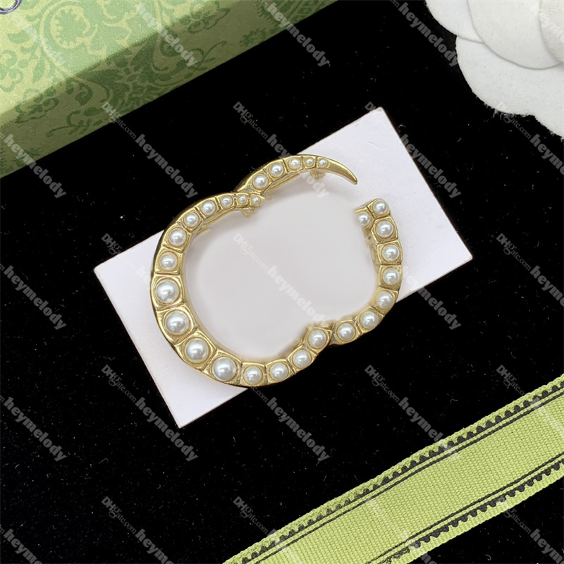 Classic Pearl Letter Brooches Large Size Pin Suit Sweater Decorative Brooch Men Women Designer Coat Brooch
Classic Pearl Letter Brooches Large Size Pin Suit Sweater Decorative Brooch Men Women Designer Coat Brooch