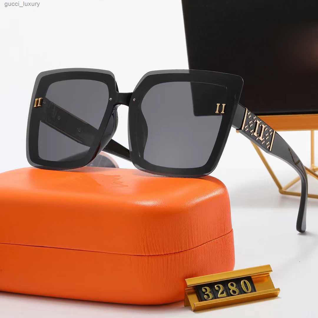 Designer Sunglasses Original Luxury glasses photo frame for women and men Eyewear Beach Outdoor Shades PC Frame Fashion Classic Lady Mirrors Protection Gifts
Designer Sunglasses Original Luxury glasses photo frame for women and men Eyewear Beach Outdoor Shades PC Frame Fashion Classic Lady Mirrors Protection Gifts
