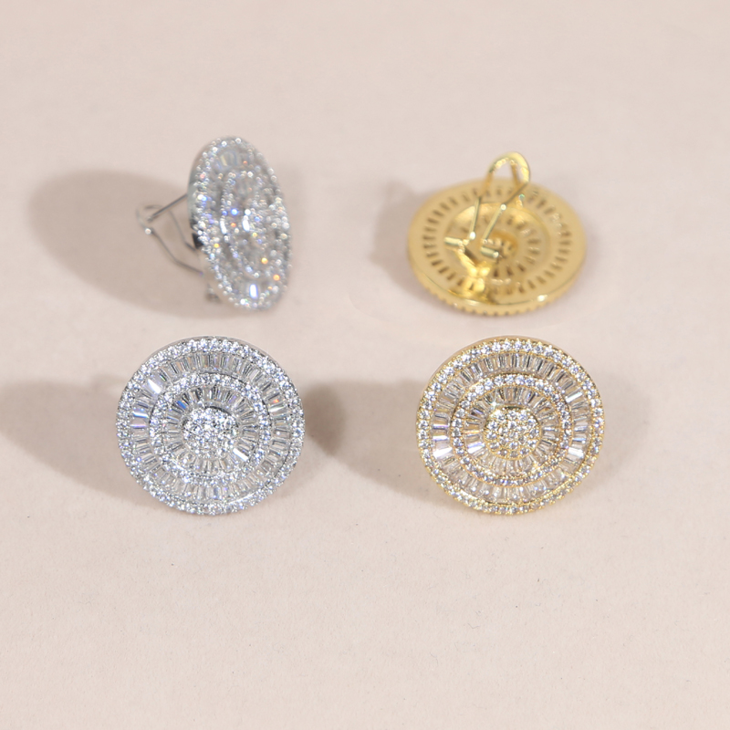 2025 Vintage Classic Iced Out Shield Round Circle Clip Stud Earrings Paved Full Mirco Cubic Zirconia Fashion Hip Hop Women Lady Christmas Gift Jewelry