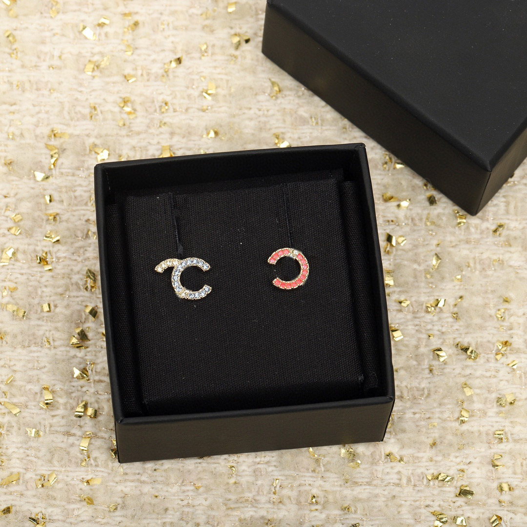 2023 Luxury quality charm stud earring with diamond in blue and red color in 18k gold plated have box stamp PS7860A
2023 Luxury quality charm stud earring with diamond in blue and red color in 18k gold plated have box stamp PS7860A